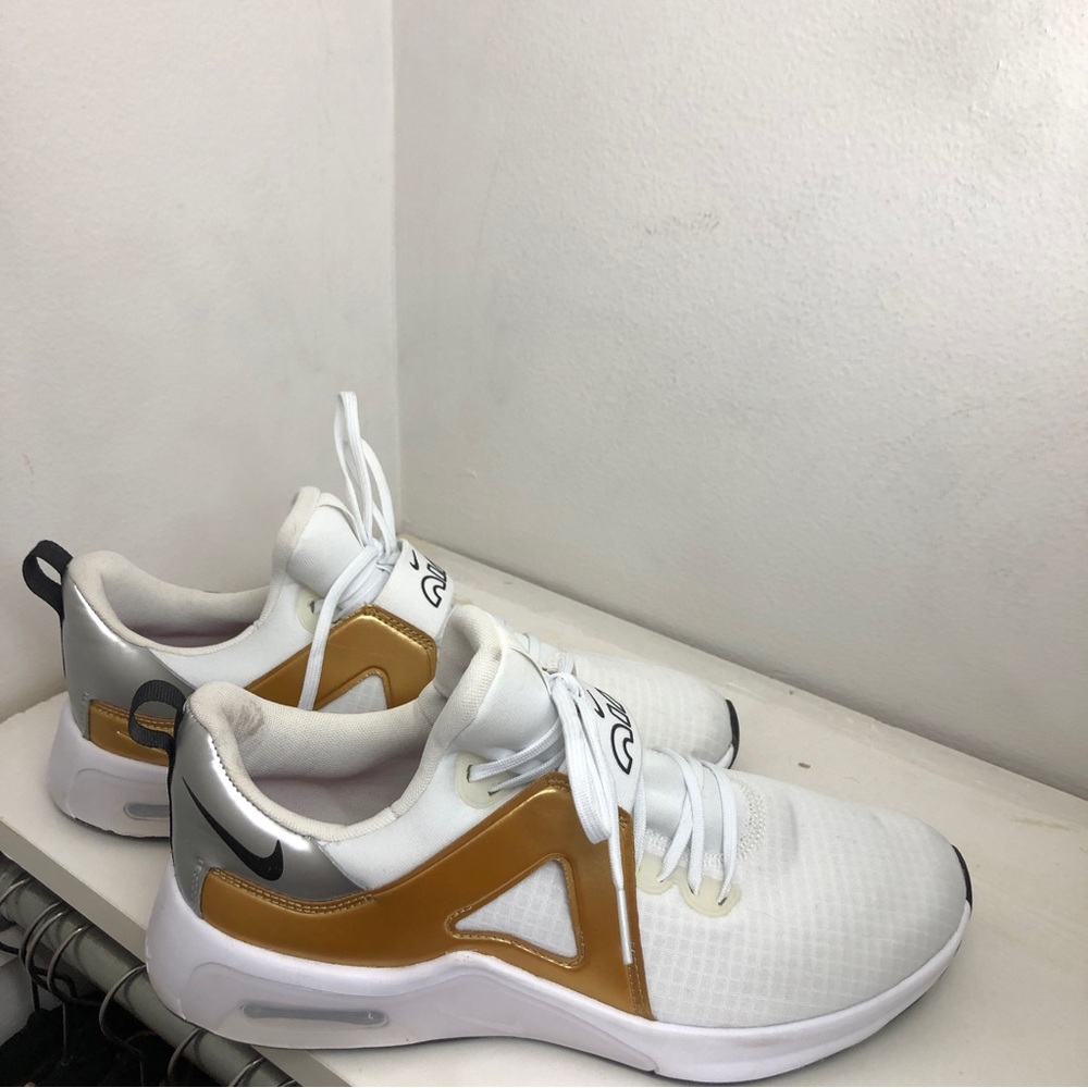 Nike tennis shoes 9.5